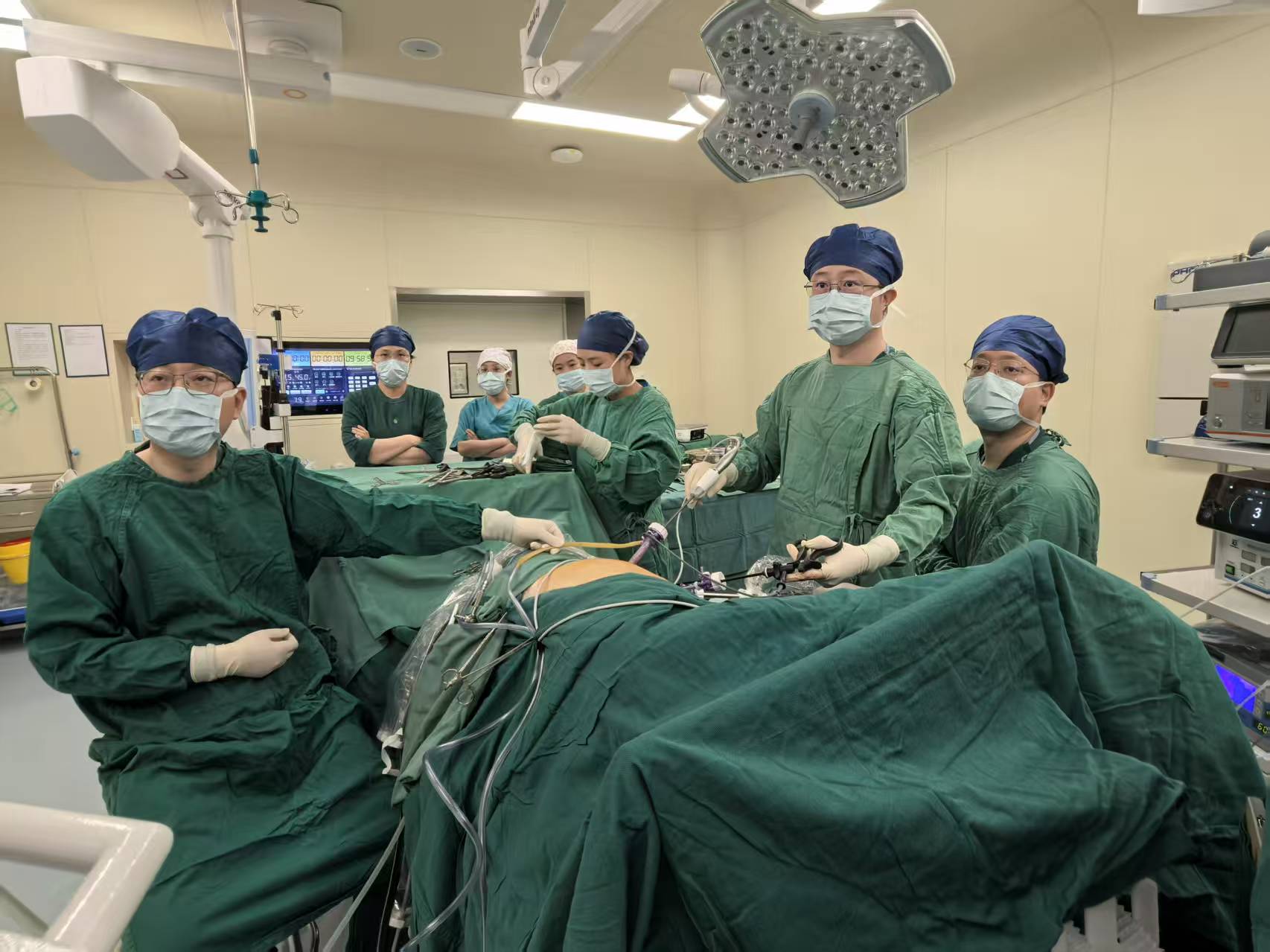 「螺蛳壳里做道场」！武汉大学人民医院洪山院区泌尿外科团队毫米间拆除 14 厘米腹膜后「炸弹」