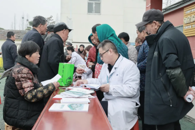 传承雷锋精神，擦亮党员名片——句容市人民医院走进姚徐村开展主题义诊活动