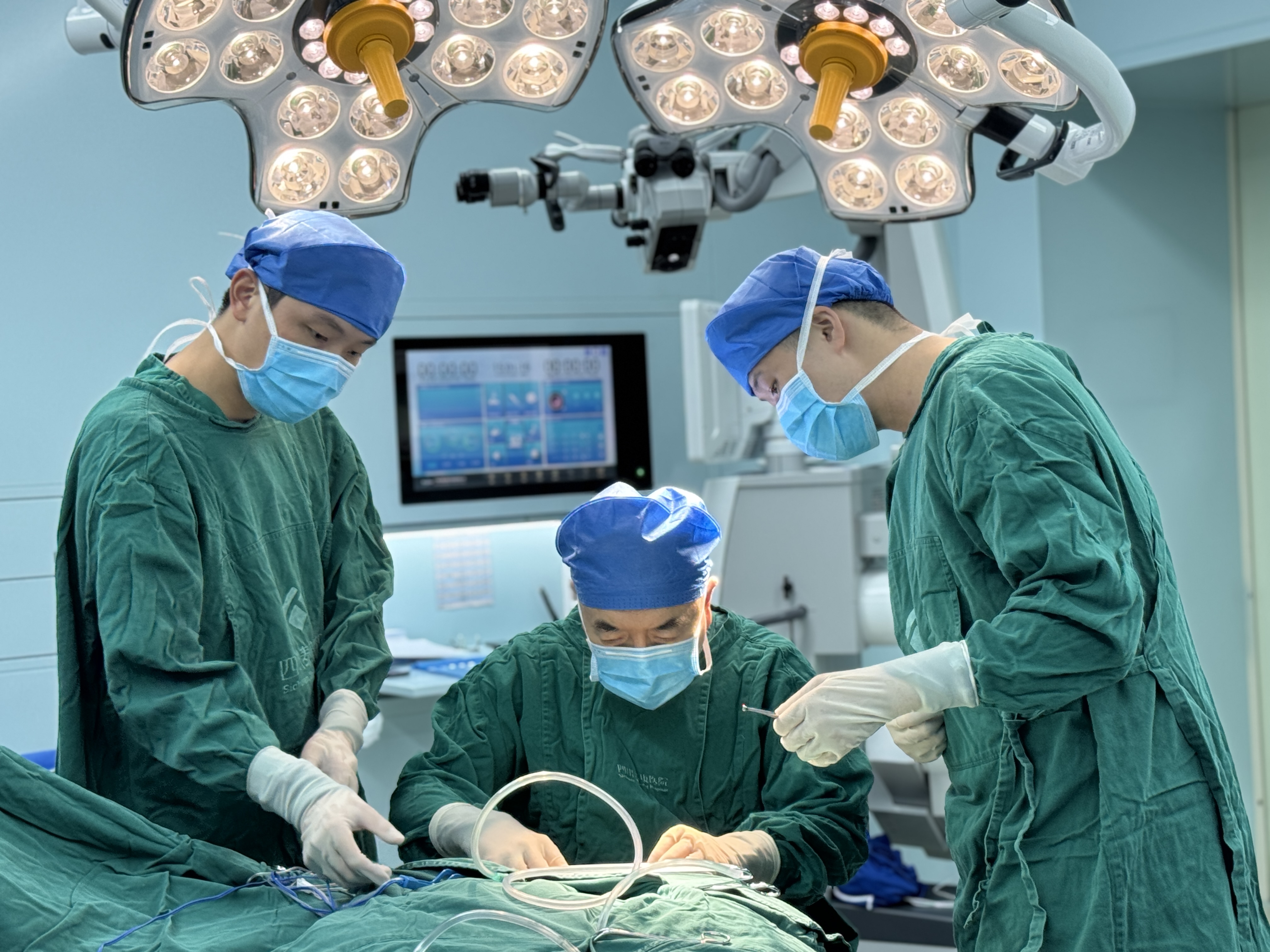 巧手拆「颅内炸弹」！四川泰康医院全切高难度颅底脑膜瘤