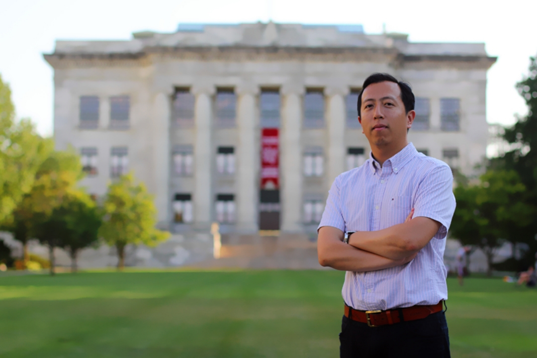 跨越语言与文化的「光明使者」:华厦眼科张弛博士以专业与共情赢得国际患者信赖