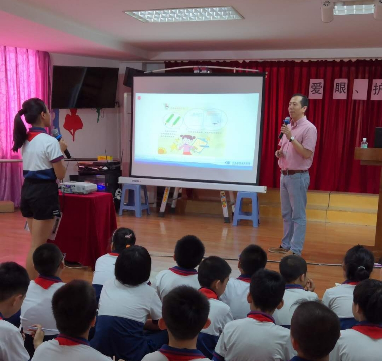 跨越语言与文化的「光明使者」:华厦眼科张弛博士以专业与共情赢得国际患者信赖