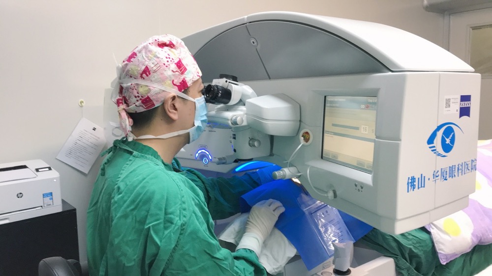 跨越语言与文化的「光明使者」:华厦眼科张弛博士以专业与共情赢得国际患者信赖