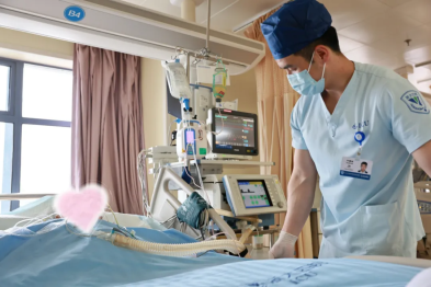 泪目！ICU 门口男子突然跪地，哭着说：两年前，你拉我走出黑暗