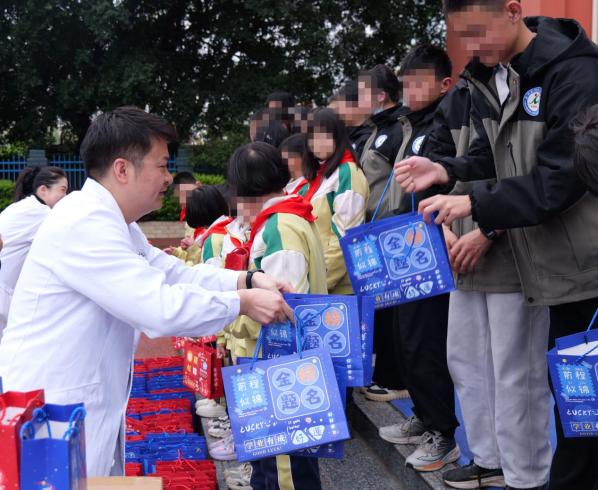 让公益成为习惯 重庆松山医院走进特教学校，守护「星星的孩子」