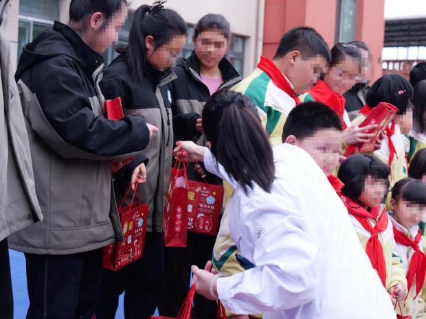 让公益成为习惯 重庆松山医院走进特教学校，守护「星星的孩子」