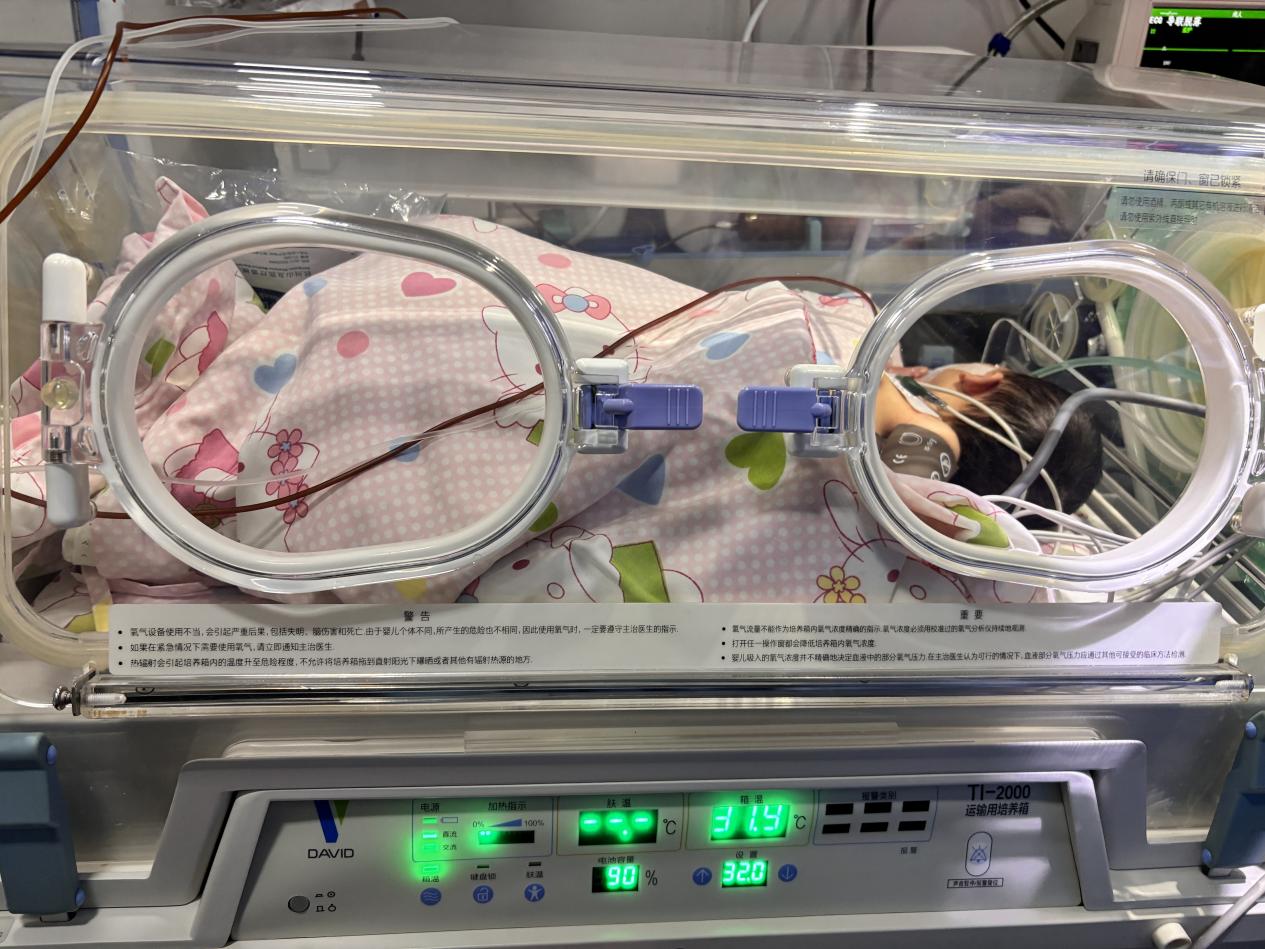 出生仅 4 天、体重 2.4 公斤!亚心专家微创技术为早产「紫娃娃」打通紧闭「心门」