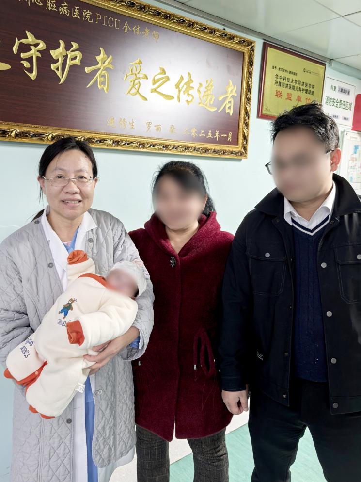 出生仅 4 天、体重 2.4 公斤!亚心专家微创技术为早产「紫娃娃」打通紧闭「心门」