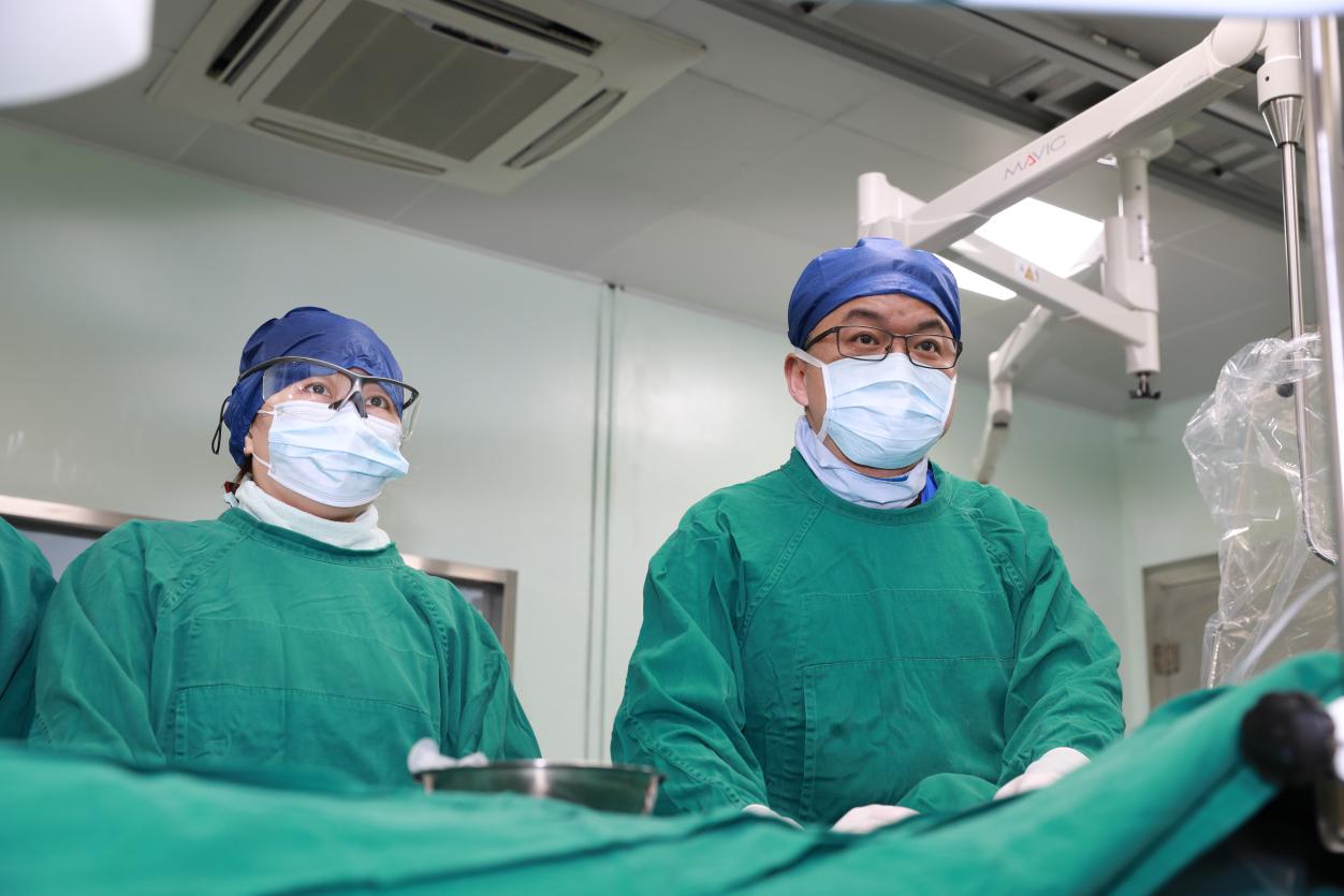 出生仅 4 天、体重 2.4 公斤!亚心专家微创技术为早产「紫娃娃」打通紧闭「心门」