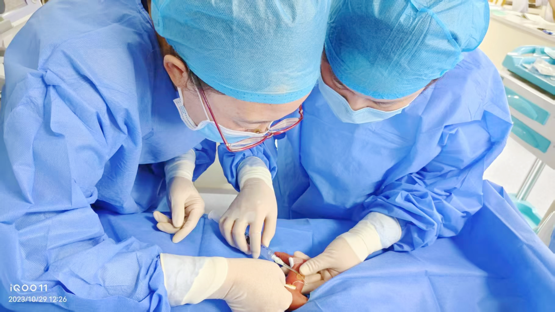 深圳市妇幼保健院吴波书记一行赴喀什市人民医院访视并捐赠新生儿物资