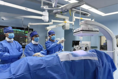 脑机接口让他迈出瘫痪后第一步丨广西医科大一附院「意念驱动行走」技术落地