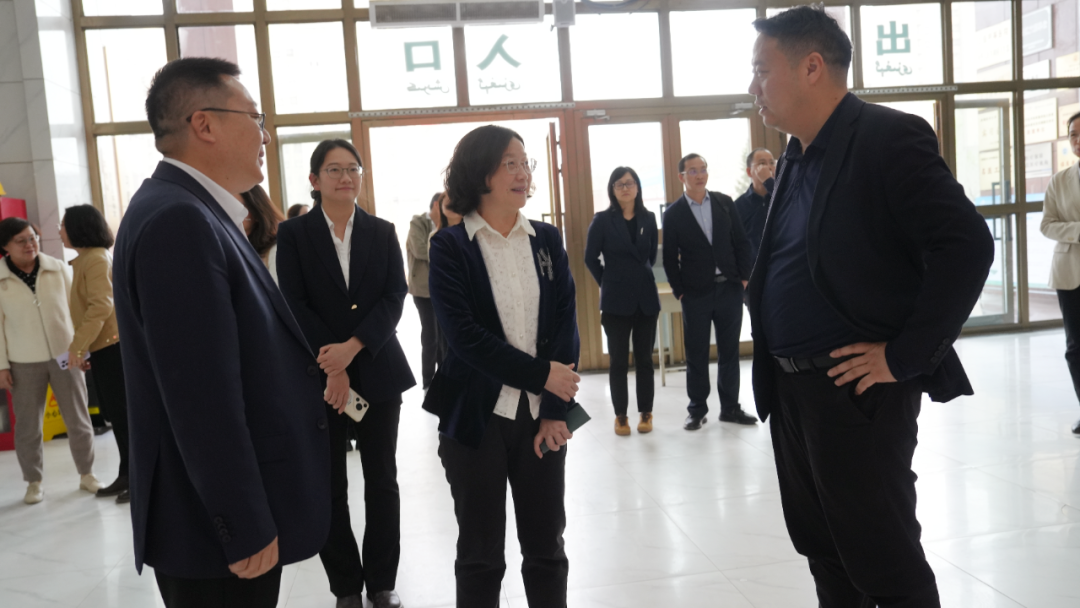 深圳市妇幼保健院吴波书记一行赴喀什市人民医院访视并捐赠新生儿物资