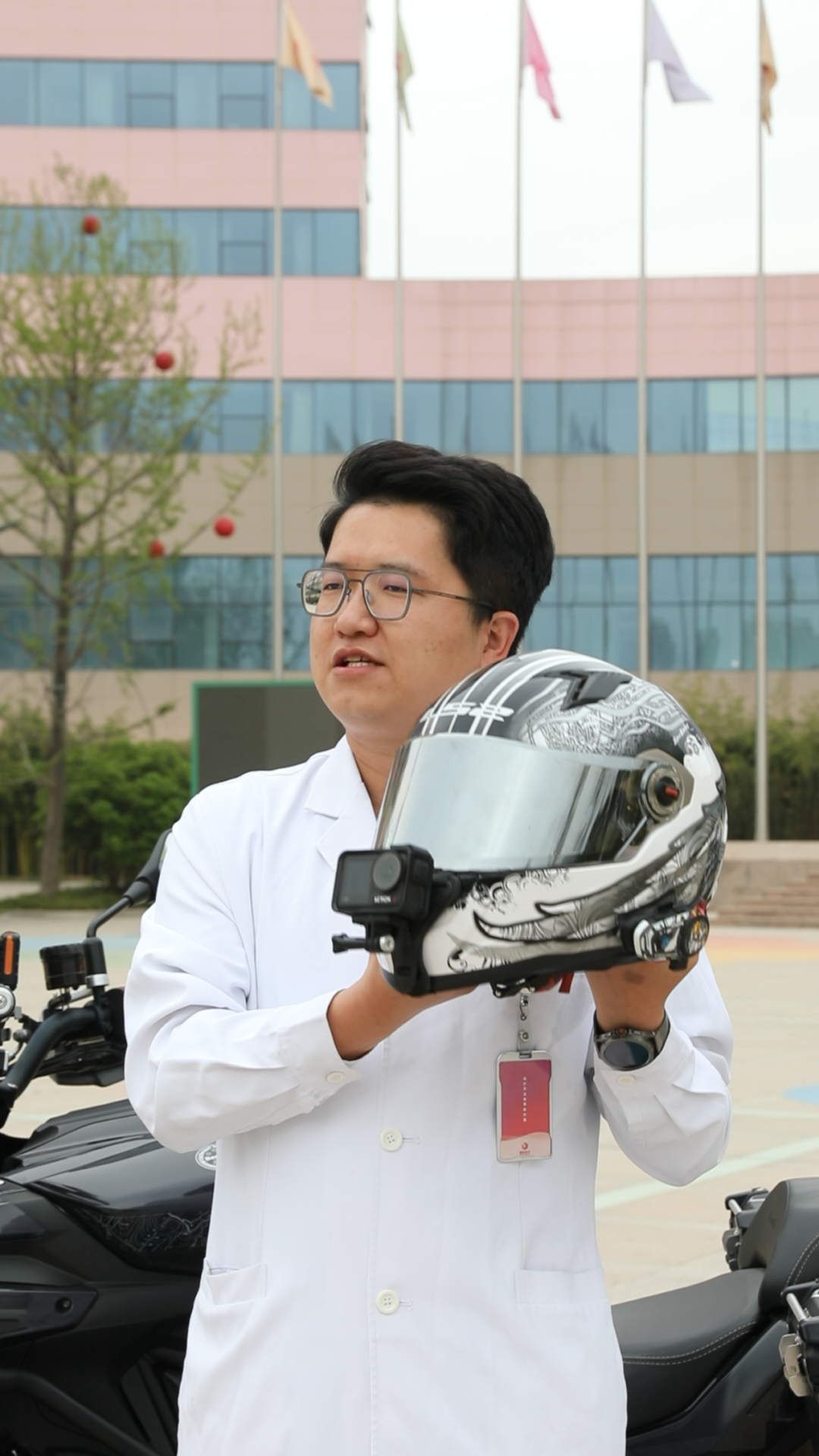 张雪机车夺冠刷屏，医生却急了：走着进急诊的人，可能下一秒就要开颅