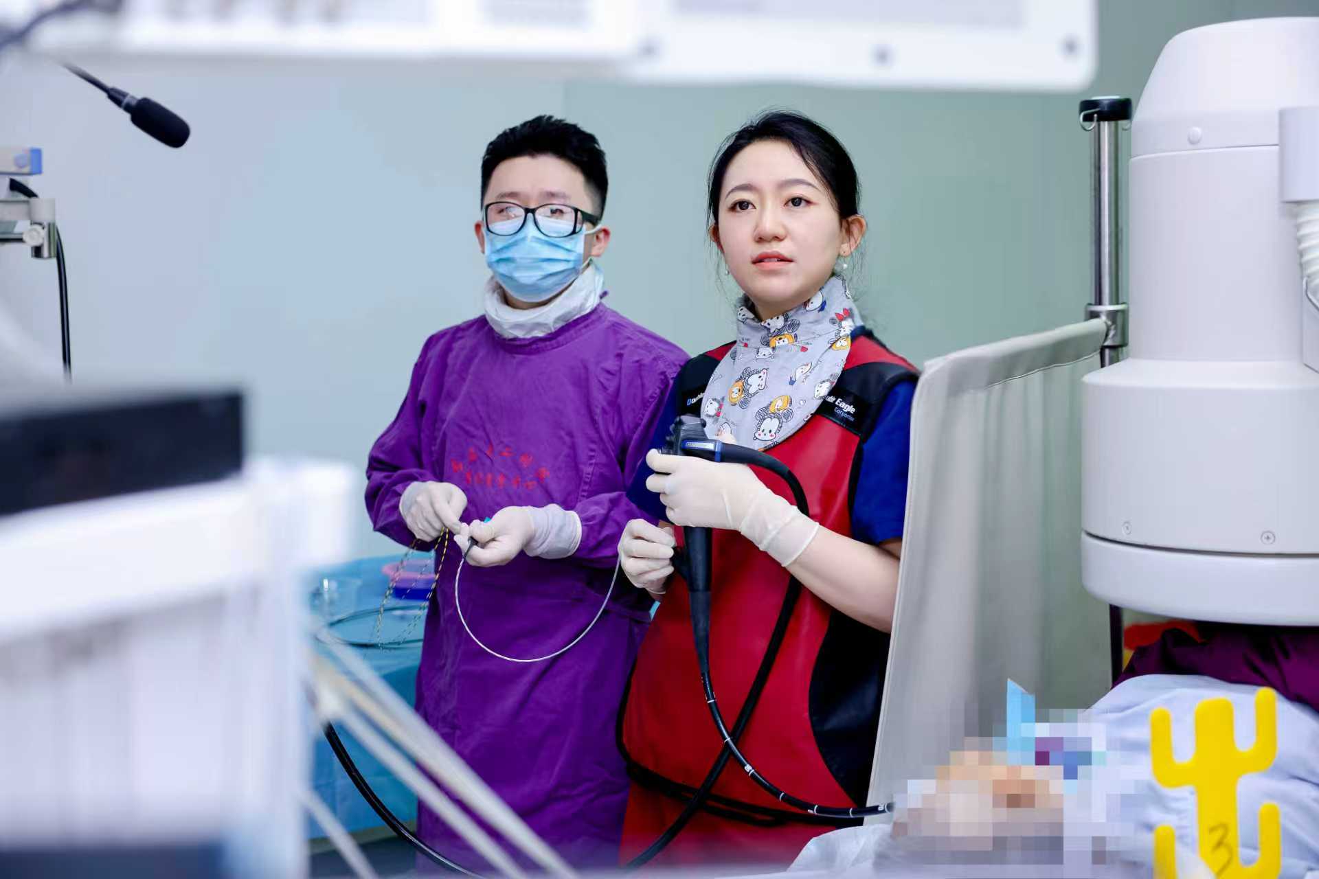 81 岁老人「滴水不进」，医生在他肚子里搭了座「高架桥」