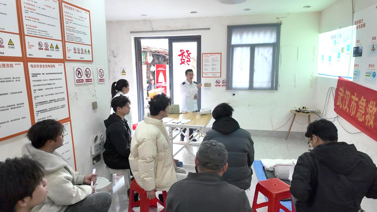 「城市骑士」学急救 武汉亚洲心脏病医院为外卖小哥开展心肺复苏培训