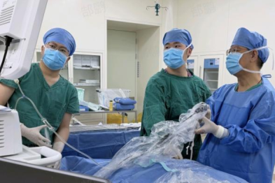 周逢海主任团队成功实施一例单一微通道经皮肾镜碎石取石术