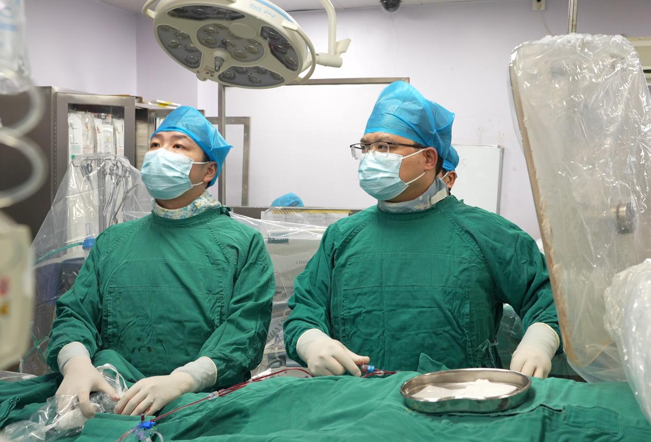 亚心医院急诊「一站式」微创手术 解除七旬老人两大致命「心」病