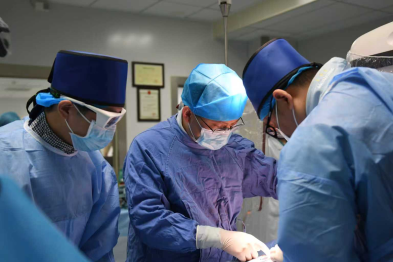 巨大主动脉瘤横跨胸腔、腹腔！武大人民医院血管外科微创「拆弹」同时保住生命「命门」