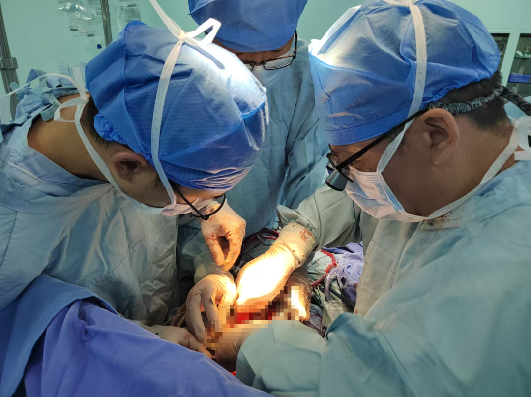 突破!昆明三博成功完成集团首例重症心脏冠脉多支搭桥术