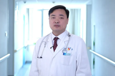他的手术刀下，做的是支架的「减法」，更是对患者关爱的「加法」