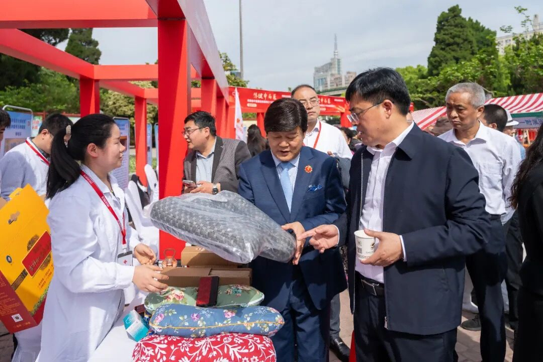 三甲中医院齐聚！郑州这场「红会送医」义诊热度拉满