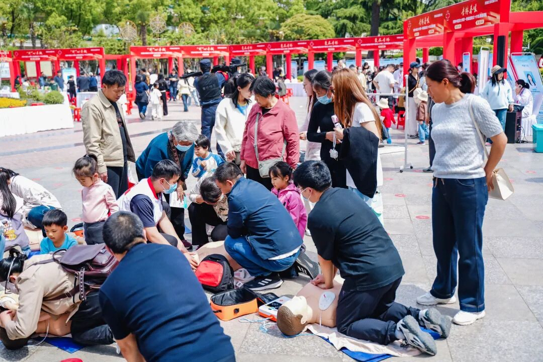 三甲中医院齐聚！郑州这场「红会送医」义诊热度拉满