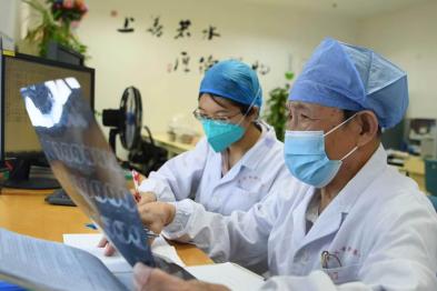 车上偶遇得知困难患者拟弃疗 八旬专家赠「红包」叮嘱：一定要有信心，安心治病！