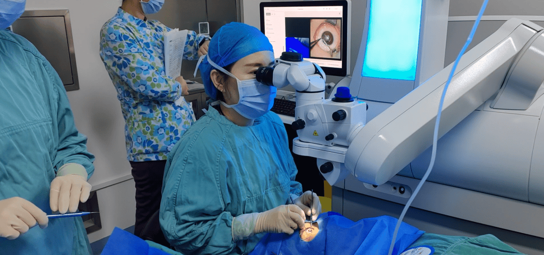 匠心守光明 精术筑睛彩 ——是什么让黄鹤院长坚持 20 余年扎根眼科临床与科研一线