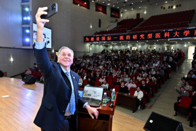 诺奖得主巴里·马歇尔教授首医阶平讲堂开讲！一起解锁医学创新密码