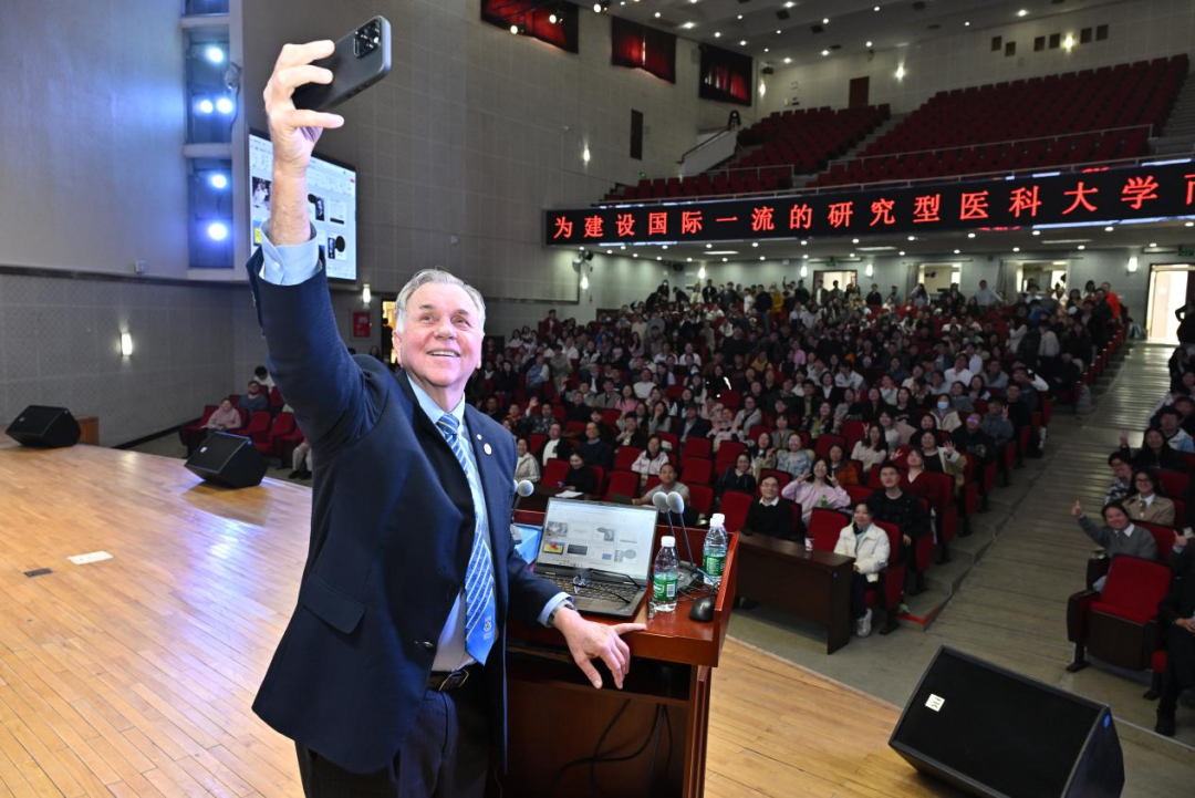 诺奖得主巴里·马歇尔教授首医阶平讲堂开讲！一起解锁医学创新密码