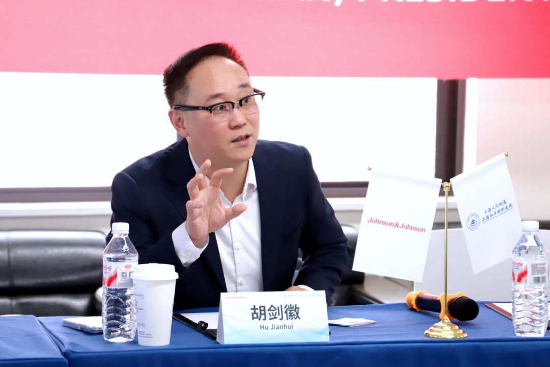 强生全视亚太区总裁参访上海大学附属上海和平眼科医院