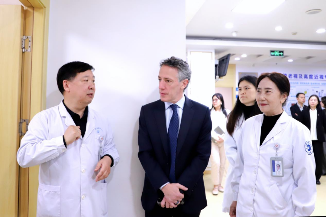 强生全视亚太区总裁参访上海大学附属上海和平眼科医院