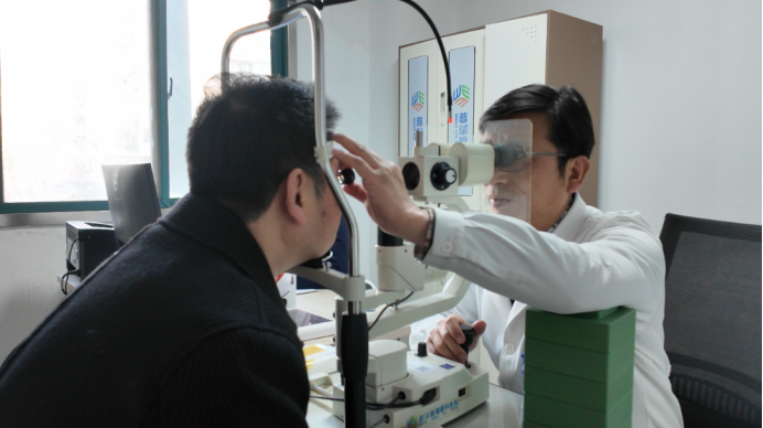 关灯玩手机有什么危害吗？武汉普瑞眼科程旭康提醒注意引发青光眼