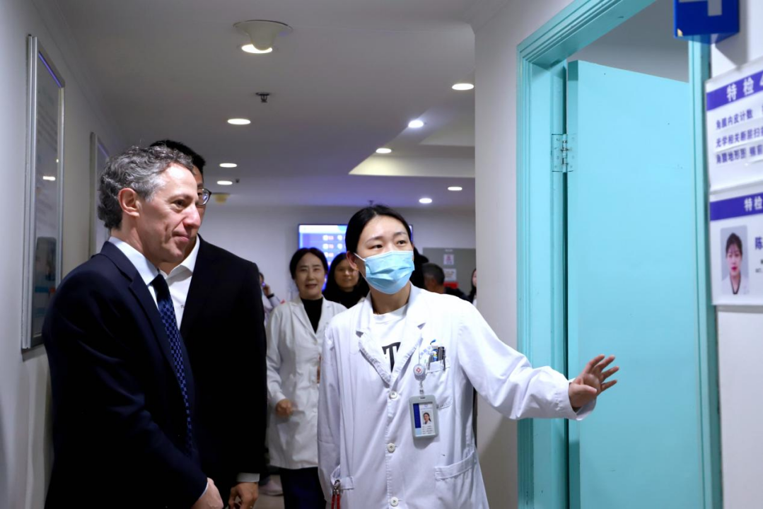 强生全视亚太区总裁参访上海大学附属上海和平眼科医院