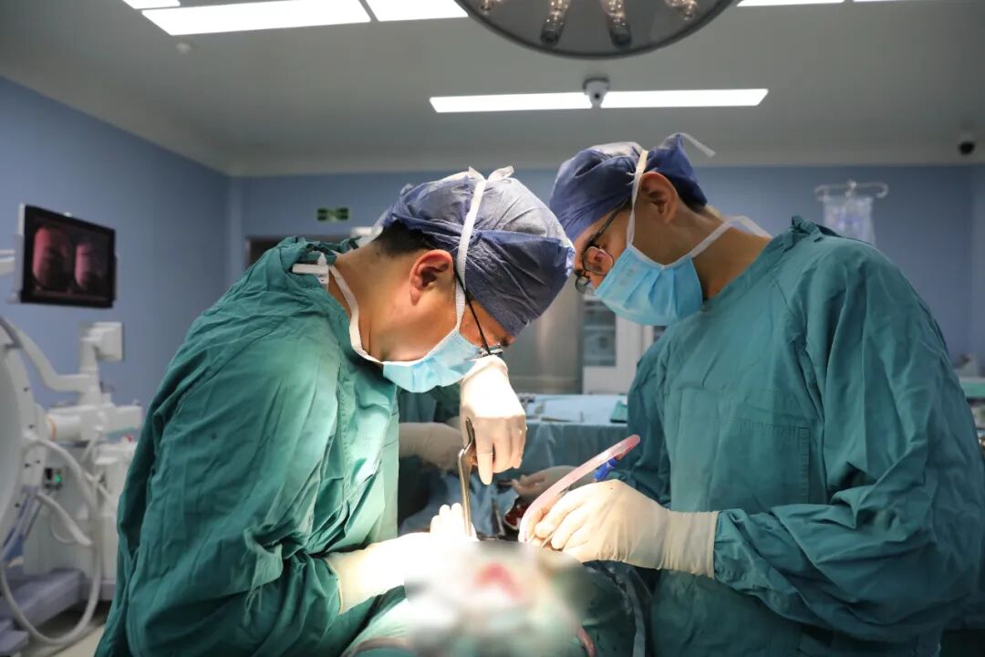 腰痛腿麻，是癌转移？专家一查：竟是比转移更罕见的「元凶」