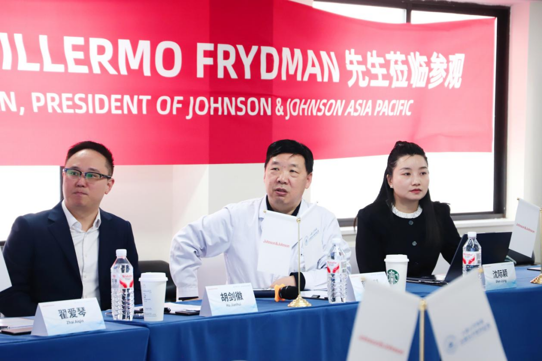 强生全视亚太区总裁参访上海大学附属上海和平眼科医院