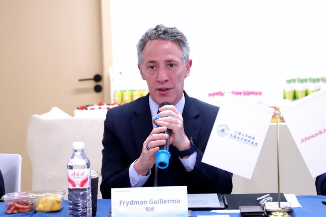 强生全视亚太区总裁参访上海大学附属上海和平眼科医院