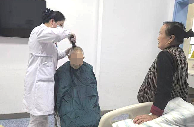 改善医疗服务【27】二月二龙抬头 温情剪发暖心头——肿瘤血液科贴心服务践初心