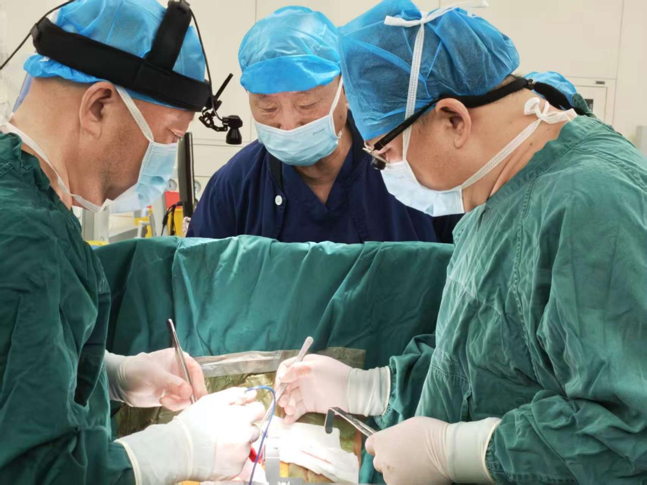 腹水缠身三载求医路尽 心脏巧解难题绝处逢生