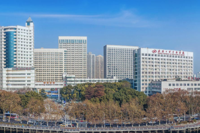 青岛专家在汉讲学意外摔伤，多学科医护团队暖心救治获点赞