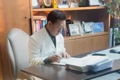 【茗视光眼科十五周年专栏】追光三十年 周跃华教授方寸间雕刻清晰世界