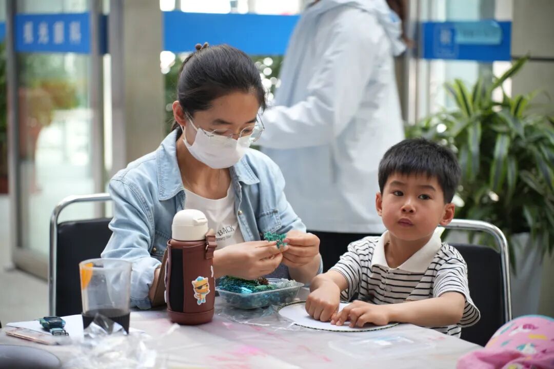 「给眼睛放个假 把春天带回家」——郑州视光眼科医院永生花扇面 DIY 亲子活动