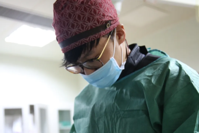 【燕医故事】凌晨急诊的生死营救，患者全家的登门致谢……燕达介入医学科富孝晨主任的医者温情