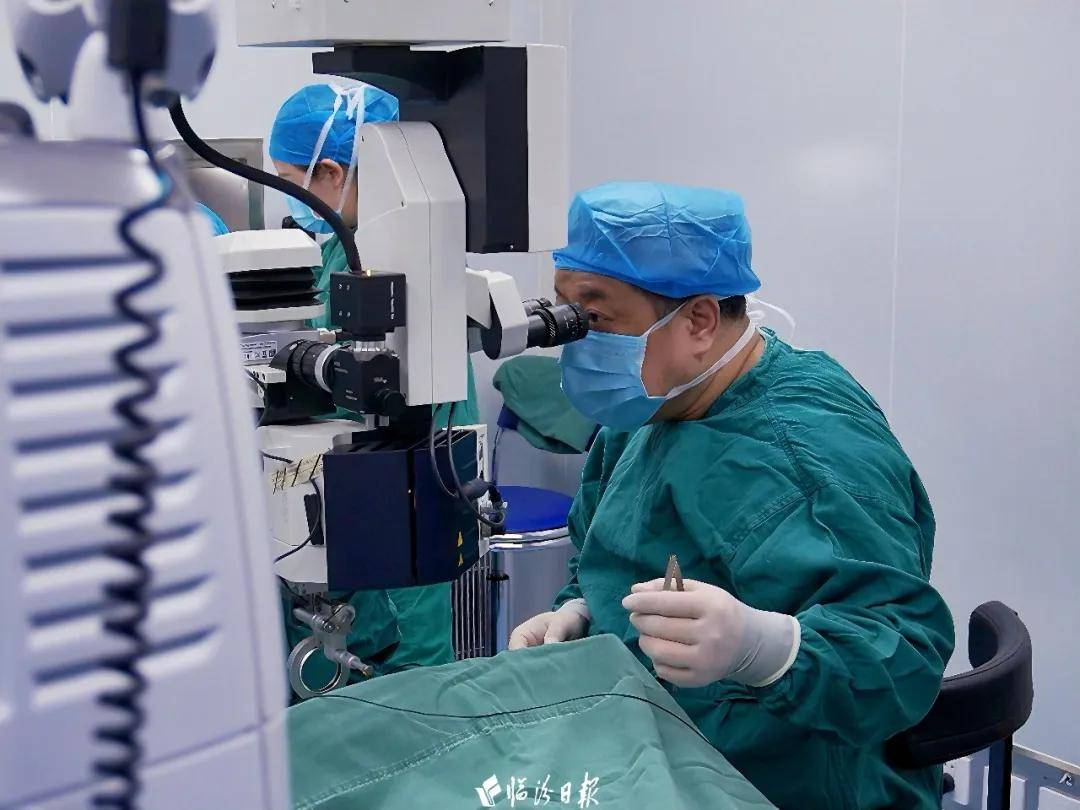 与「黑暗」博弈！临汾爱尔眼科医院孟建中为万千双眼重拾光明