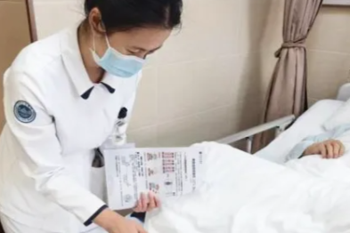 病房里的双份守护，是最暖的康复