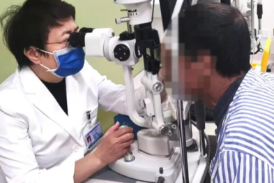 冰醋酸崩进双眼，男子右眼角膜穿孔！辽宁爱尔眼科医院紧急手术挽救视力