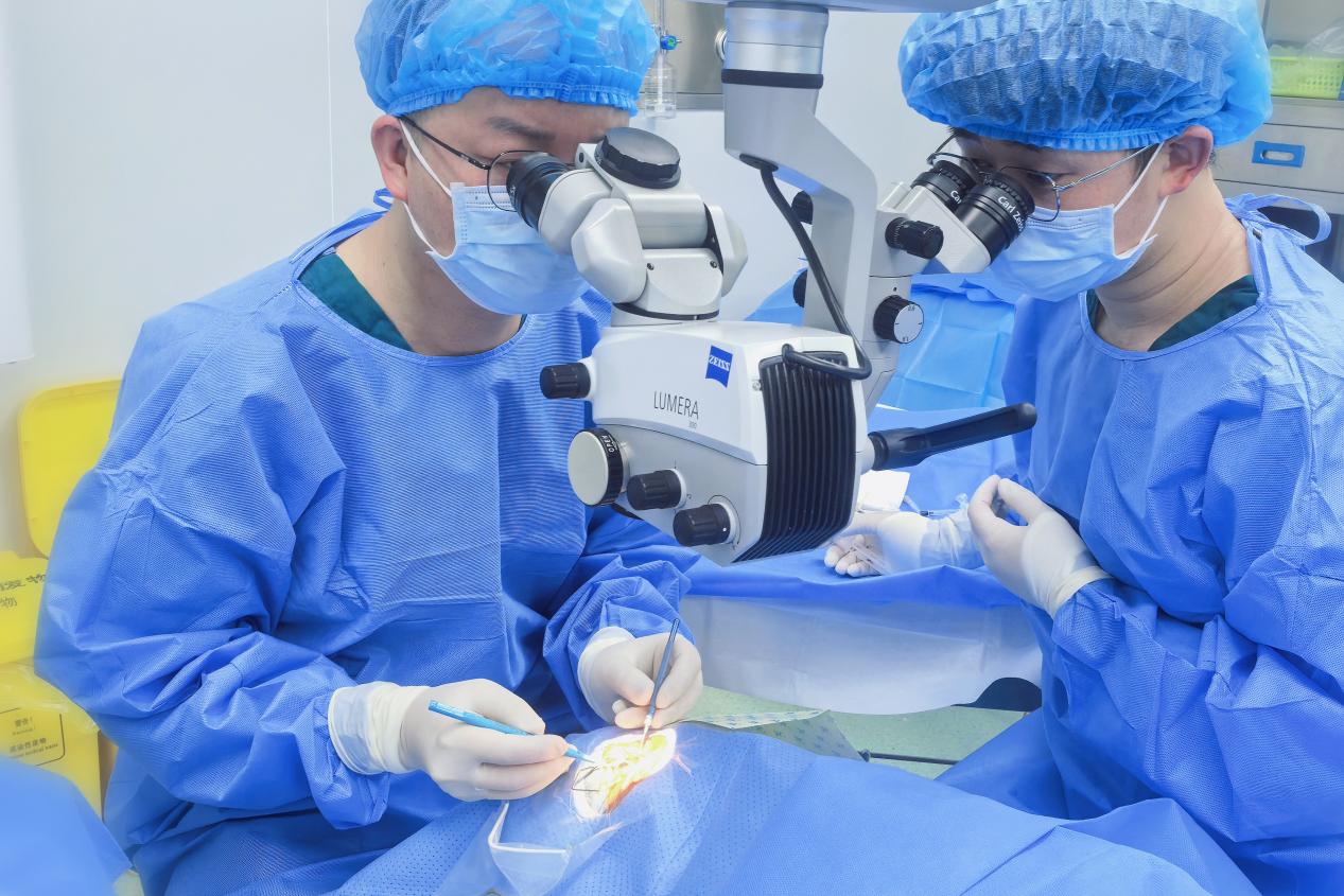 四月飞雪赴高原，三年带教续亲情：爱尔眼科医疗队再赴理塘