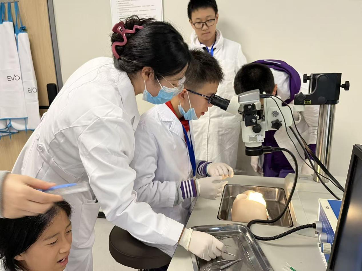 三月近视防控宣传教育月 | 爱尔眼科多维护眼科普进校园,全覆盖守护青少年「睛」彩未来