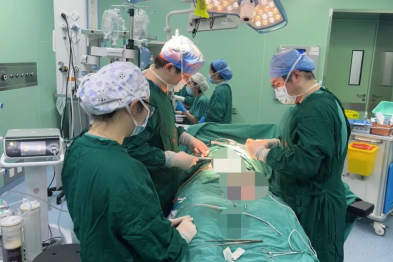 高龄老人腹腔被粪便和组织液浸透，医护联手闯过「肠劫」