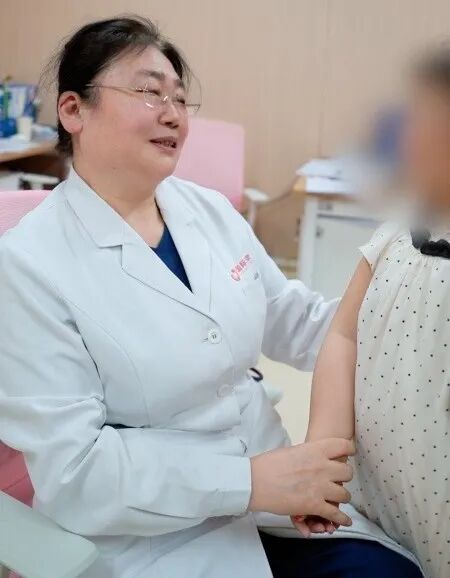 8 岁女孩挺「6 月孕肚」，病根竟在脖子上！全球仅 100 例