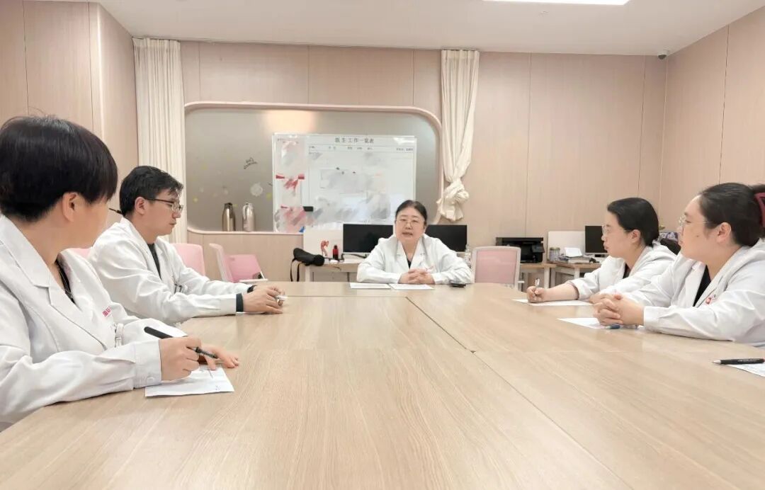 8 岁女孩挺「6 月孕肚」，病根竟在脖子上！全球仅 100 例
